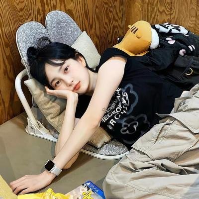 穿风信子蓝的少女